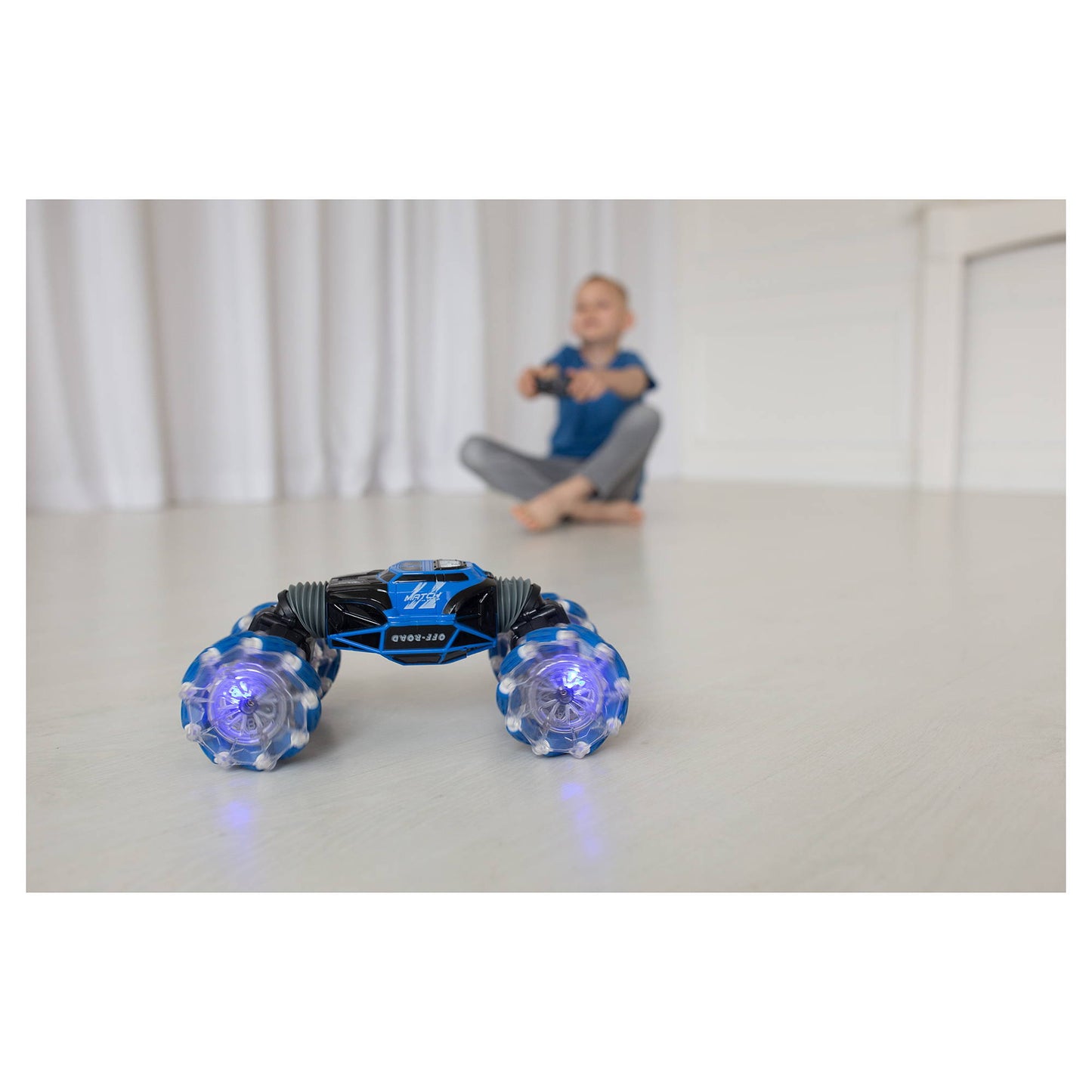 Auto Acrobático RC – Giros y Terreno Extremo – Diversión Segura en Minutos para Tus Nietos